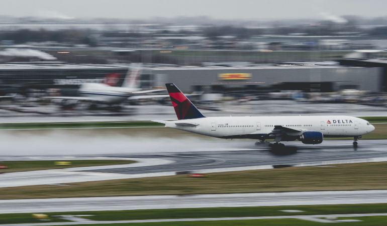Vliegtuig stijgt op in regen op Amsterdam Airport Schiphol